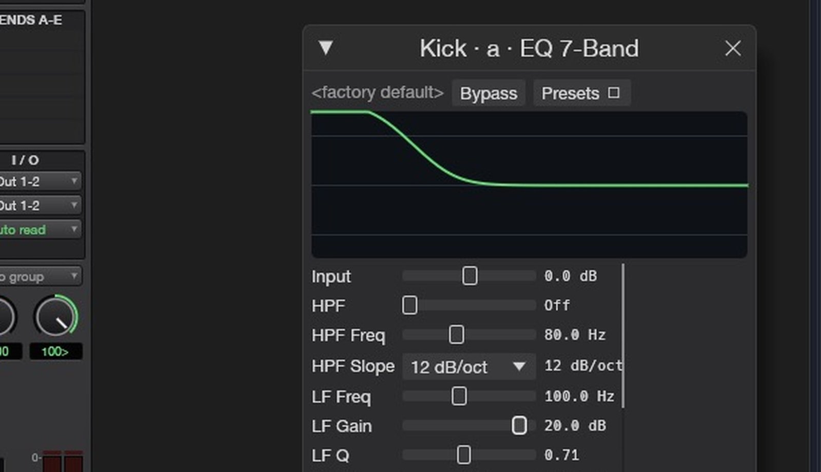 キックに挿さっている7バンドの EQ で、低音を持ち上げた